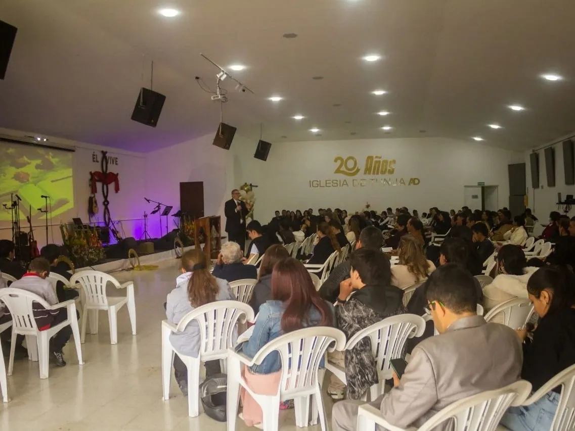 Momento del servicio dominical en la Iglesia de Tunja durante la celebración de 20 años